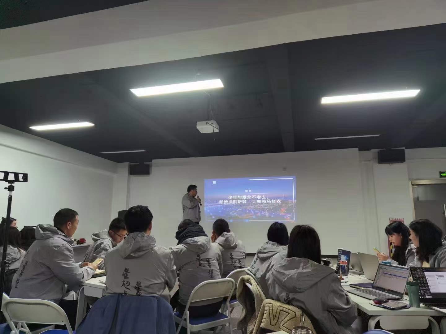 蜜桃国精产品二三三区视频